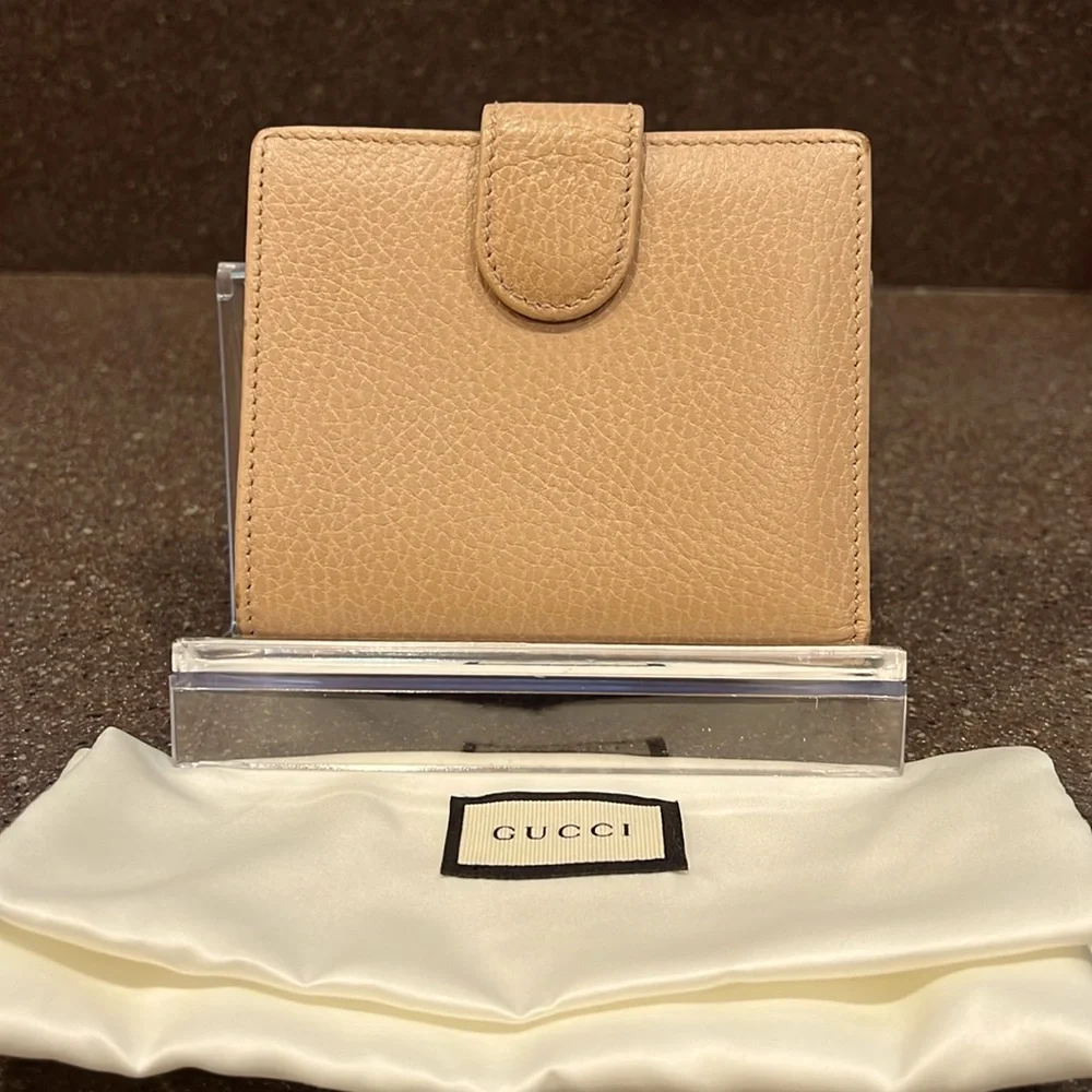 Gucci Compact Beige Leather Wallet with Gold Logo - Picture 2 of 9